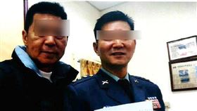 陸軍上校向德恩（右）涉嫌被邵維強（左）吸收當共諜，還穿著軍服宣誓效忠。（圖／翻攝畫面）