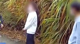 ▲妻子哭著說丈夫都不管她。（圖／翻攝自微博／時間視頻）