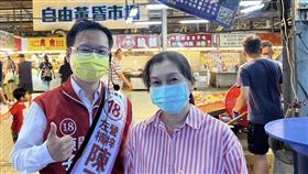 陳其邁妻子吳虹現身輔選陳子瑜高雄市長陳其邁妻子吳虹（右）21日傍晚首次現身輔選，替曾任陳其邁幕僚的台灣基進高雄市議員候選人陳子瑜（左）加油打氣。（陳子瑜提供）中央社記者蔡孟妤傳真  111年11月22日