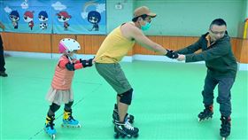 聽損兒Abby穿上直排輪後展現女飆仔的慓悍，嚇壞一米八的少偉叔叔