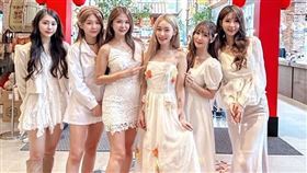 女攝影師戴群芳（左三）號召女神們舉辦公益桌曆見面會。（圖／翻攝自戴群芳臉書）