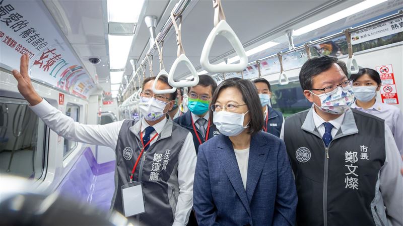 視察桃園機捷　蔡英文挺鄭運鵬1200月票