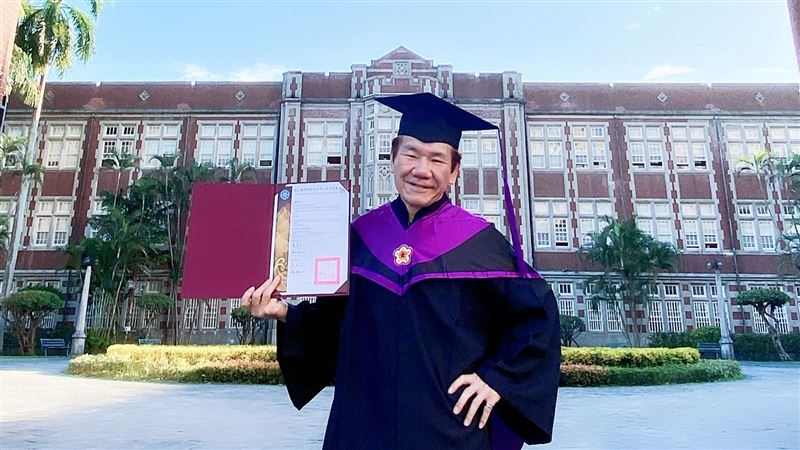 61歲趙傳摘台師大碩士學位　熬3年畢業了