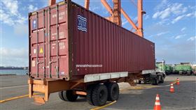 ▲停放在台中港第32號碼頭貨櫃場的空櫃內，發現一具女屍。（圖／翻攝畫面）