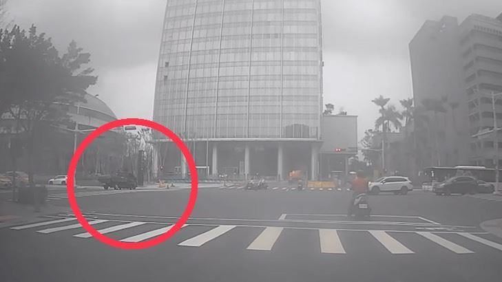 畫面曝光！北市警追違規貨車遭特斯拉撞飛