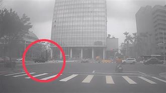 畫面曝光！北市警追違規貨車遭特斯拉撞飛