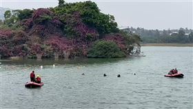 金門太湖水文人員落水  消防搶救（1）金門縣金湖鎮太湖水域22日發生1名水文調查員在進行水文監測作業時溺水案，軍警消全力搜救，歷時4個多小時搜索後尋獲溺者，已呈現OHCA（到院前心跳停止）狀態。（金門縣消防局提供）中央社記者黃慧敏傳真  111年11月22日