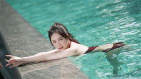 克萊兒首次為寫真書突破尺度大膽挑戰比基尼。（圖／浪LIVE提供）