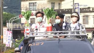 農特產吃不停！陳其邁掃街直播「變吃播」