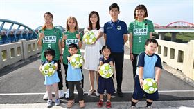 ▲高雄陽信女足到台南善化茄拔國小技術指導。（圖／南野子國際行銷提供）