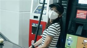 ▲黃姵嘉在好市多自助加油，被邱昊奇以男友視角拍照記錄。（圖／翻攝自IG haochichiu）