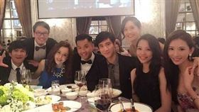 林志玲（右）與王力宏（右三）、與黑人（左三）、范瑋琪（左二）有著多年好交情。（圖／取自林志玲微博）CTWANT提供