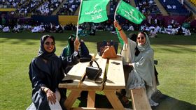 沙烏地阿拉伯擊敗阿根廷，球迷興奮揮旗子。（圖／路透社／達志影像）