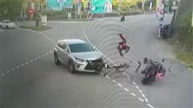 苗栗台72線與台3線，路口，轎車闖紅燈，重機騎士迎面撞，噴飛轉兩圈，左腳骨折 (圖／翻攝畫面)