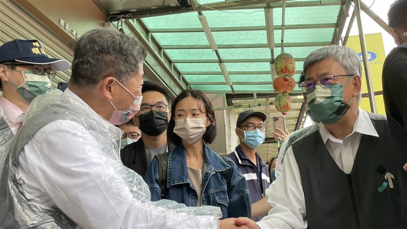 陳時中車掃人氣旺！辣模里唯祝阿伯當選