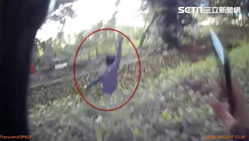 驚險畫面曝光！越男跳水溝狂奔警玩命逮人