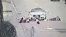 驚悚畫面曝，斗南交流道，轎車高速直撞，3騎士如保齡球瓶，撞飛倒地重傷，拋到半空 ，恍神(圖／翻攝畫面)