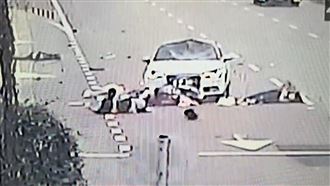 駕駛恍神加速撞3人拋飛墜地　驚悚影像曝