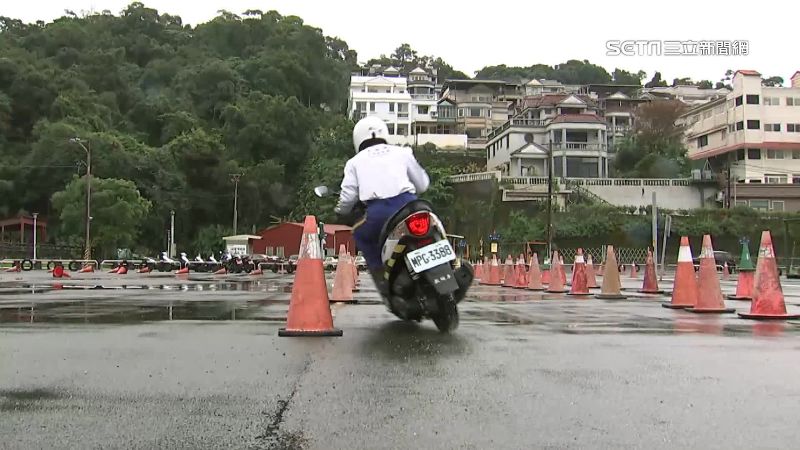 明年1月起將先從機車筆試實施改革,全面取消是非題,改為全選擇題作答,出題數維持50題。(示意圖/資料照)