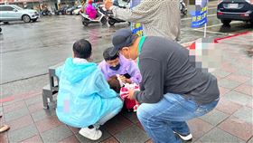 新黨北市議員候選人路口拜票遭毆傷新黨台北市議員候選人林婕麗23日在中山區一處路口拜票時，突然遭不明人士公然打到腦震盪且流血，緊急前往馬偕醫院治療。（翻攝照片）中央社記者黃麗芸傳真  111年11月23日