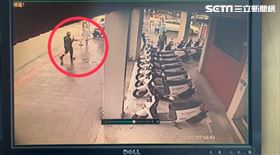 新黨台北市中山大同區議員候選人林婕麗今（23）日在路口拜票時，突然被一名張姓男子攻擊。（圖／記者李依璇翻攝）