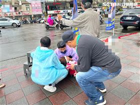 新黨台北市中山大同區議員候選人林婕麗今（23）日在路口拜票時，突然被一名張姓男子攻擊。（圖／記者李依璇翻攝）