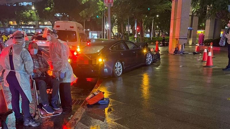 新／特斯拉仁愛圓環暴衝　2路人被撞送醫