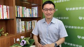 楊展庚醫師提醒，為提早發現、治療，民眾若出現吞嚥困難、體重減輕、胸後疼痛、乾咳或甚至咳血症狀，都建議即刻就醫安排檢查。