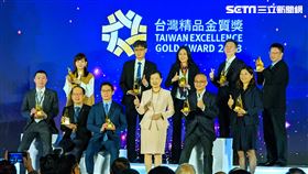 經濟部部長王美花與10家第31屆台灣精品金質獎獲獎企業合影。金質獎合影人物順序：前排由左至右華碩電腦、友達光電、圓展科技、經濟部長王美花、方略電子、晉弘科技；後排由左至右圓剛科技、元太科技工業、大銀微系統、榮田精機、群創光電。（圖／記者戴玉翔攝影）
