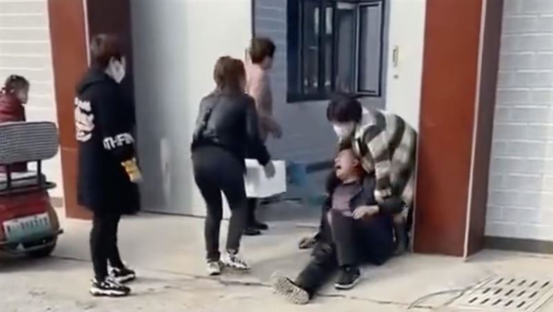 被逼簽6協議！嫩妹怒墮胎嬰屍裝箱砸夫家