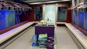 日本隊賽後把更衣室清理乾淨，還留下紙鶴表達感謝。（圖／翻攝自FIFA官方推特）