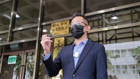 ▲林冠年將新事證存在1隨身碟裡，交給北檢進行釐清。（圖／記者楊佩琪攝）