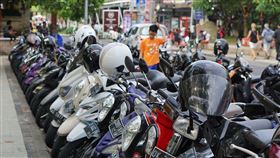 罰單、安全帽、停車、機車、機車族、上班族、路邊停車、違規、