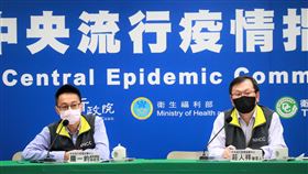 莊人祥（右）表示，打氣不佳應是許多民眾在等BA.5次世代疫苗，目前暫不考慮推出催打措施。（圖／指揮中心提供）