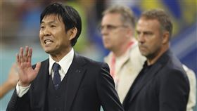 ▲日本爆冷逆轉德國，總教練森保一（左）的調度成為比賽勝負的關鍵。（圖／美聯社／達志影像）
