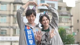 賴品妤衝苗栗助選！車上同框曾玟學比心　萬人嗨喊：怎沒開到戶政事務所。（圖／翻攝自賴品妤臉書）