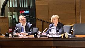 加拿大國會議員史葛洛分享訪台經驗加台國會議員友好協會主席，也是眾議院國貿委員會主席史葛洛（Judy Sgro，右）在23日舉行的年度晚會分享10月訪問台灣感受，對台灣的熱情友善印象深刻。     （駐加拿大代表處提供）中央社記者程愛芬溫哥華傳真  111年11月24日