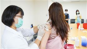 醫師呼籲，除新冠疫苗外，別忘了流感疫苗一樣不可少。（圖／中醫大新竹附設醫院提供）