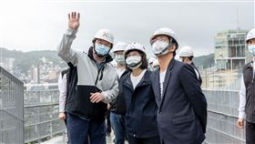 蔡英文總統今（24）日在基隆市長林右昌及民進黨立委蔡適應陪同下視察「基隆塔」。（圖／總統府提供)