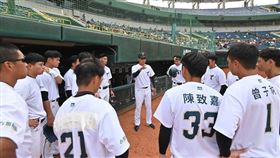 台鋼雄鷹統籌教練林振賢集合全隊喊話。（圖／台鋼雄鷹提供）