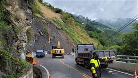 台8線中橫便道邊坡坍方  封路搶修（1）台中市警察局和平分局表示，台8線77公里處和平區梨山路段31日下午發生上邊坡坍方，造成道路雙向受阻，幸未造成意外事故，警方到場擺放交通錐實施交管，工程人員展開搶修。（警方提供）中央社記者蘇木春傳真  111年7月31日