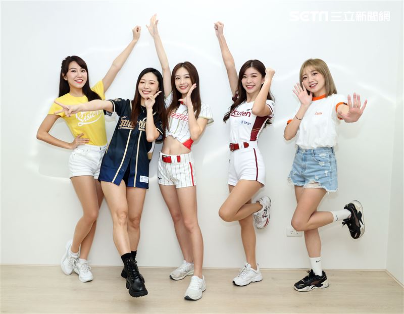 啦啦隊女神Hot Show「味全君白、統一Yuki、中信Peggy、富邦卡卡、樂天穎樂」三立新聞網專訪。（記者邱榮吉/攝影）