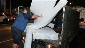 工作人員將汪小菲千萬床墊送上車準備載走。（圖／記者邱榮吉拍攝）