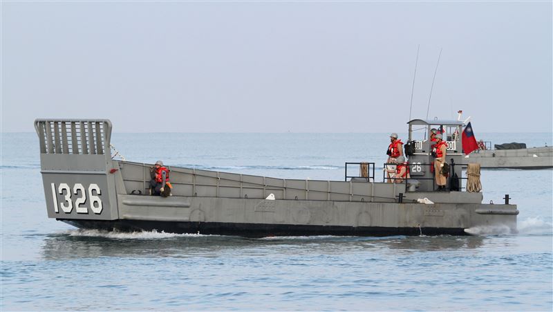 海軍運補艇艙間進水沉沒　5官兵均安