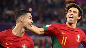 ▲C羅與Joao Felix（菲利克斯）祝賀進球。（圖／取自FIFA FB）