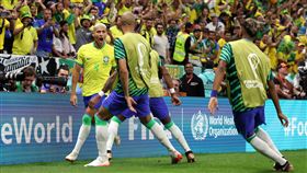 巴西隊前鋒查利森（左一）梅開兩度帶領巴西旗開得勝。(圖／翻攝自FIFA推特)