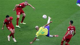 前鋒理查利森超狂側掛金勾破網，讓對手全看呆。（圖／翻攝自FIFA推特）