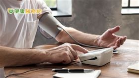 高血壓造成腦中風有許多不同的機轉，包括血壓高時會造成血管發炎、動脈硬化，以及氧化壓力的變化使得血管變得脆弱，容易阻塞或破裂，阻塞時會導致缺血性中風，破裂時則導致出血性中風。