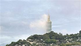 台北101大樓出現旗幟雲，氣象局局長鄭明典解惑。（圖／翻攝自鄭明典臉書）