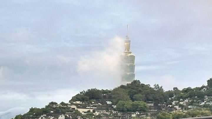台北101大樓出現「旗幟雲」！鄭明典解惑
